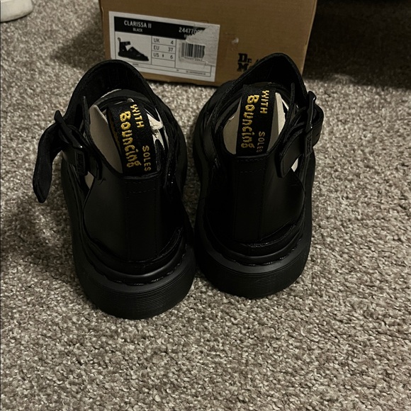 Super cute Dr. Marten sandals - Picture 5 of 6